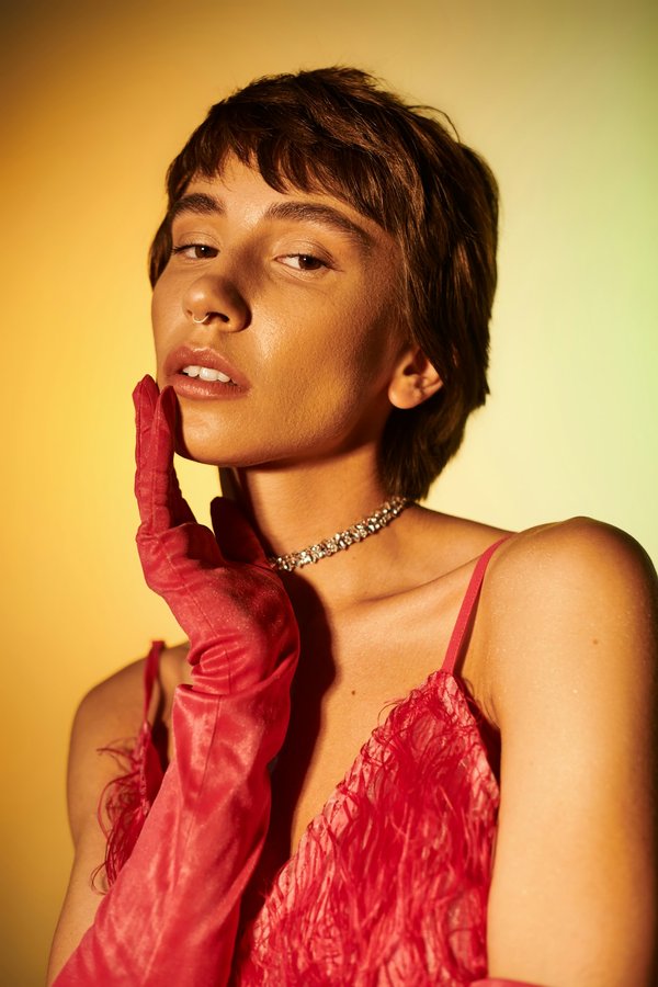 Comment associer des accessoires en métal doré avec une tenue de bureau sans excès ?